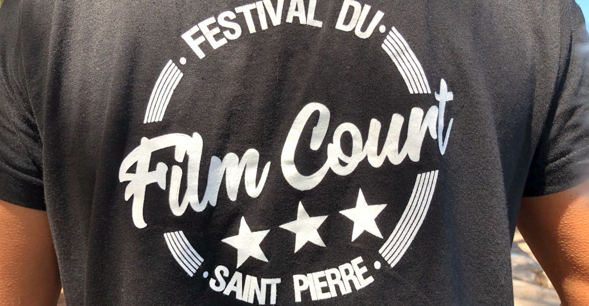 logo du festival du film court sur le tee-shirt de Armand Dauphin