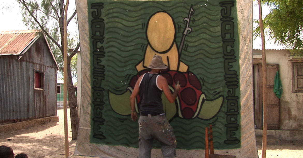 Le graffeur Jace dans le film "Voyage chez le peuple des tortues" de Sami Chalak