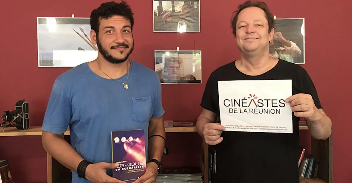 Le scénariste Guillaume Bègue et le théoricien du scénario Jean-Marie Roth dans les locaux de "Cinéastes de La Réunion"